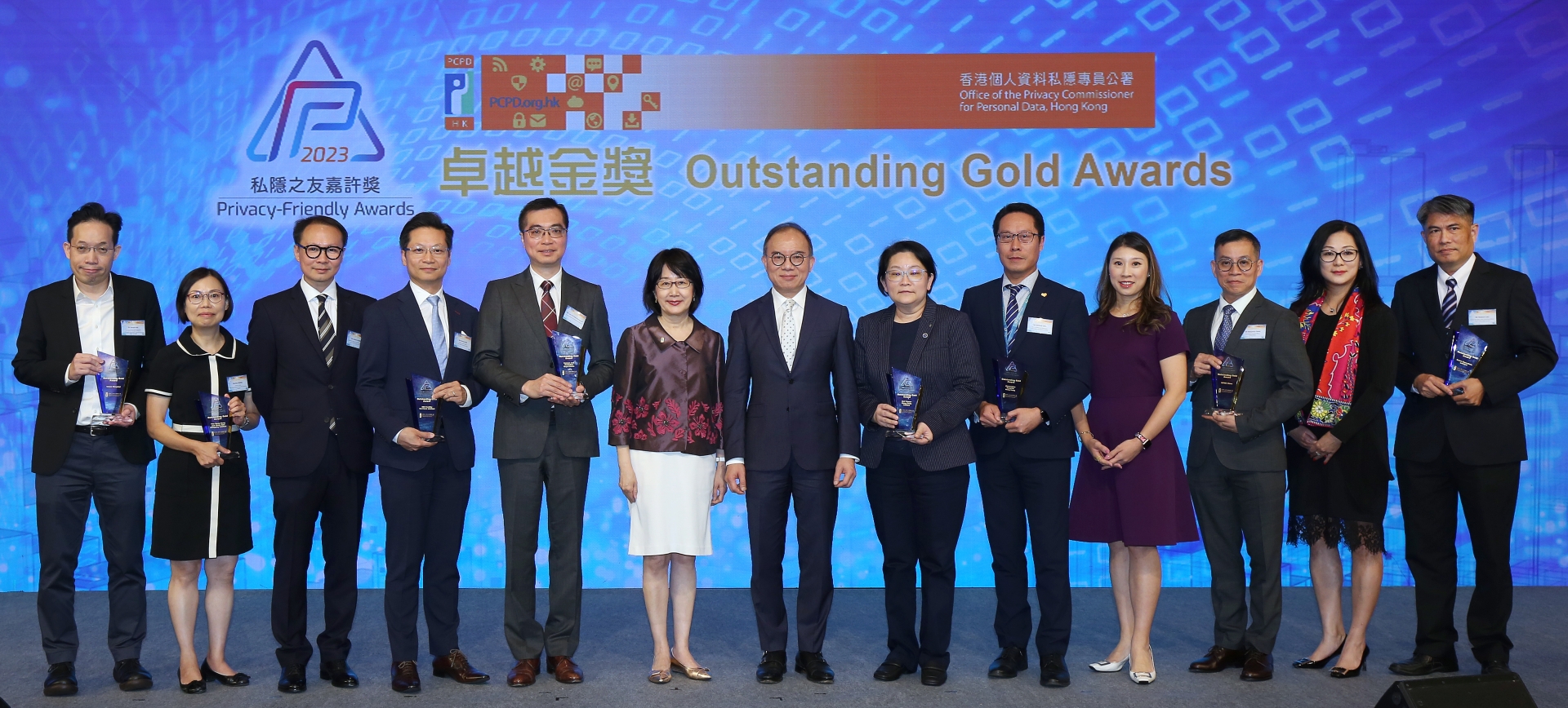 "Mr Erick TSANG Kwok-wai, GBS, IDSM, JP, Secretary for Constitutional and Mainland Affairs (seventh from left), and Ms Ada CHUNG Lai-ling, Privacy Commissioner (sixth from left), took a photo together with representatives of the eight Outstanding Gold Awardees"