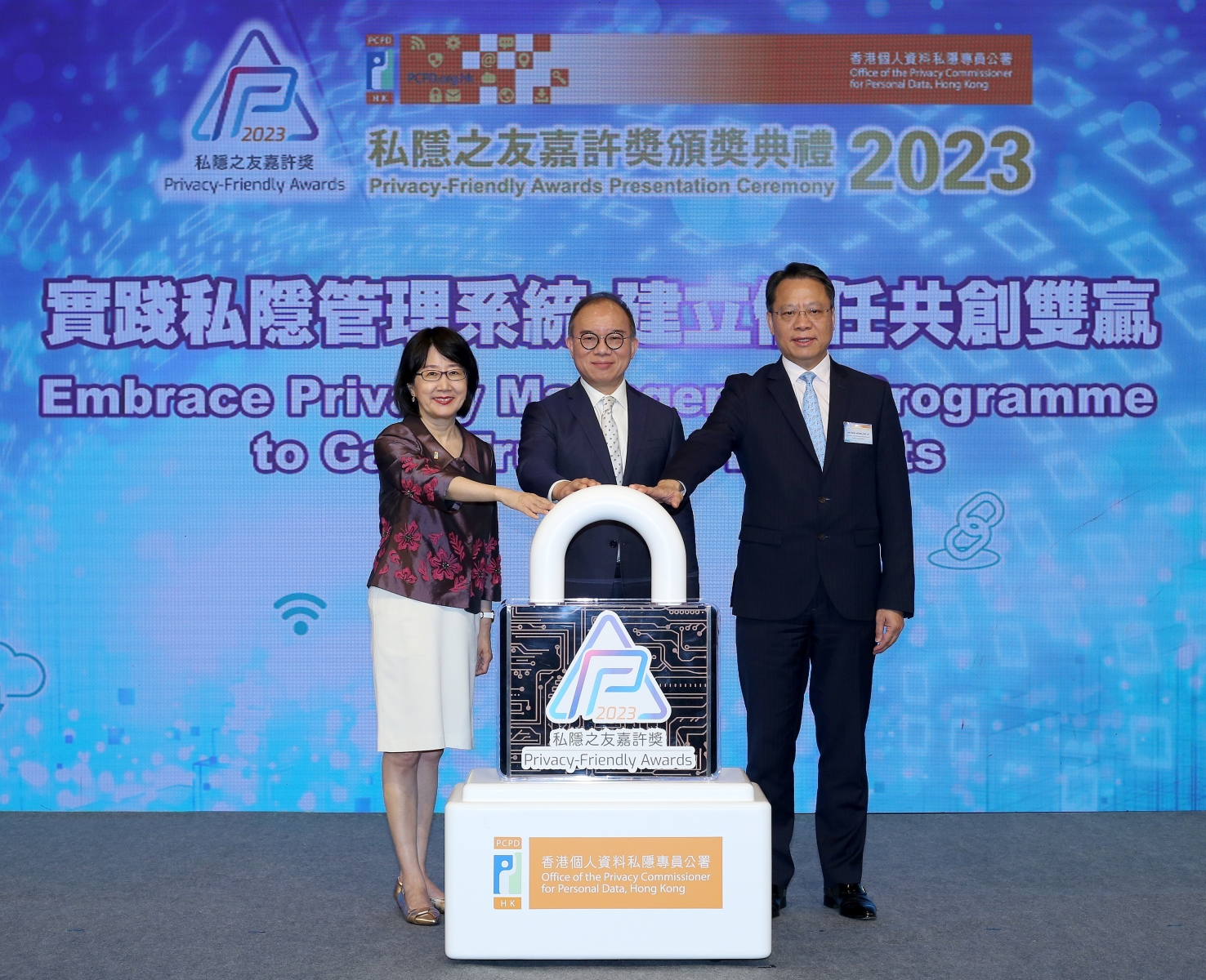 "Mr Erick TSANG Kwok-wai, GBS, IDSM, JP, Secretary for Constitutional and Mainland Affairs (middle); Ms Ada CHUNG Lai-ling, Privacy Commissioner for Personal Data, (left); and Mr Addy WONG Wai-hung, MH, JP, member of the judging panel (right) hosted the kick-off ceremony."