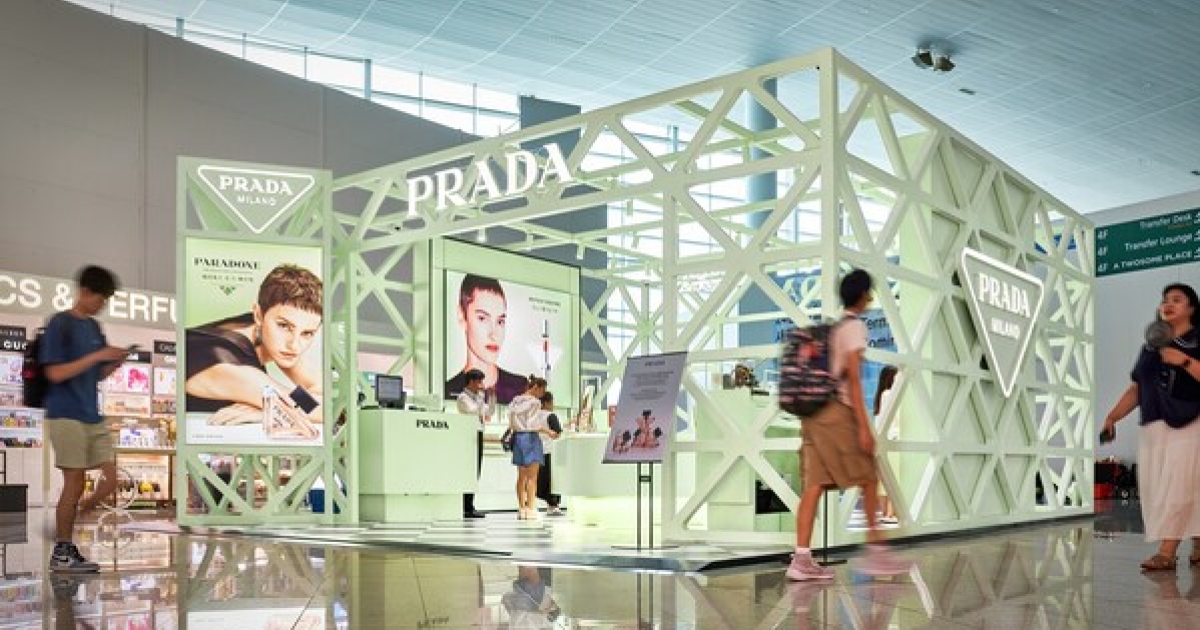 Shinsegae Duty Free introduces the first Prada Beauty pop-up store in Korea.