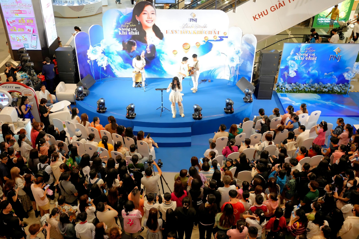 "Customers participating in the “Embrace Your Inner Spark” events during PNJ's “Braving the Waves, the Spirit Stays” campaign for Women's Day"